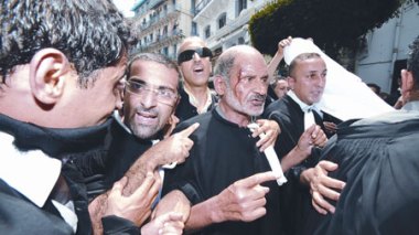 Marche des avocats : heurts entre policiers et robes noires