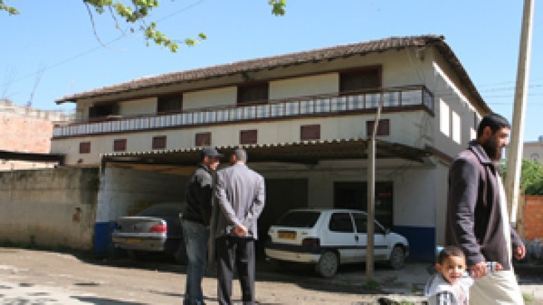 قنبلة وكفن وصابون.. هدية الارهابيين لمؤسس الجيا