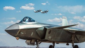 الصين تكشف عن صواريخ المقاتلة جيه-20 لأول مرة