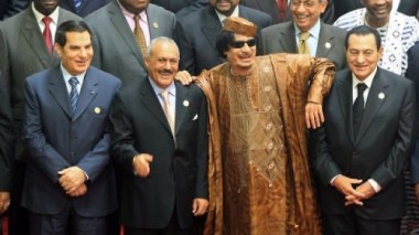 Après Ben Ali et Moubarak, Kadhafi tombe aussi, mais par les armes