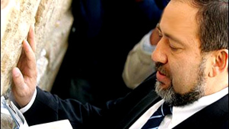 ليبرمان‮ ‬يعد‮ ‬بالاستقالة‮ ‬في‮ ‬حال‮ ‬ثبتت‮ ‬عليه‮ ‬تهمة‮ ‬الفساد