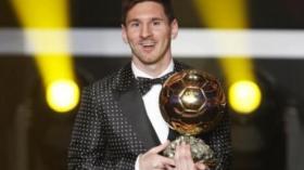 ميسي يحتفظ بجائزة “الكرة الذهبية” ويحطّم الرقم القياسي في عدد التتويجات