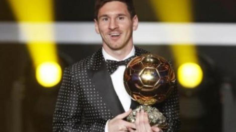 ميسي يحتفظ بجائزة “الكرة الذهبية” ويحطّم الرقم القياسي في عدد التتويجات