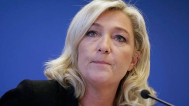Marine Le Pen pleure les harkis et les pieds-noirs!