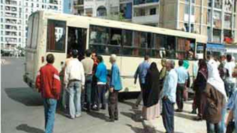 فرار‭ ‬جماعي‭ ‬للموظفين‭ ‬انتهى‭ ‬باحتجازهم‭ ‬عبر‭ ‬الطرقات‭ ‬