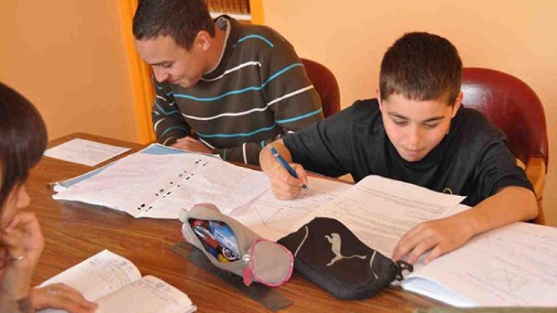 أساتذة.. يضربون في النهار ويدرسون في الليل