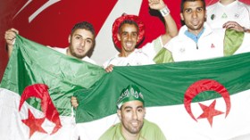 الجزائريون في القاهرة..يومياتهم “الجزائر” وأمانيهم “المونديال”