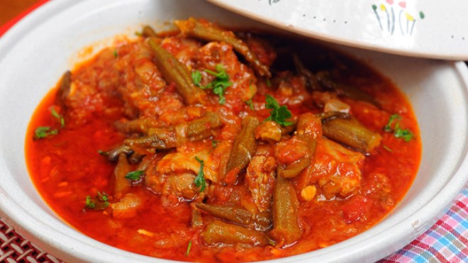 اللحم بالقناوية (البامية)