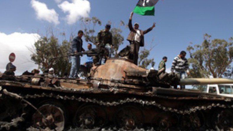 قوات التحالف تدك الكتائب.. والقذافي يتحصن بالمدنيين