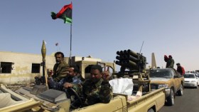 أبناء القذافي يحضرون للفرار ومقربون منه يستعدون لدخول الجزائر