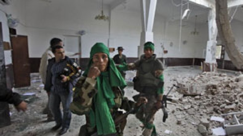 القذافي يقصف مساجد رأس لانوف والثوار صامدون