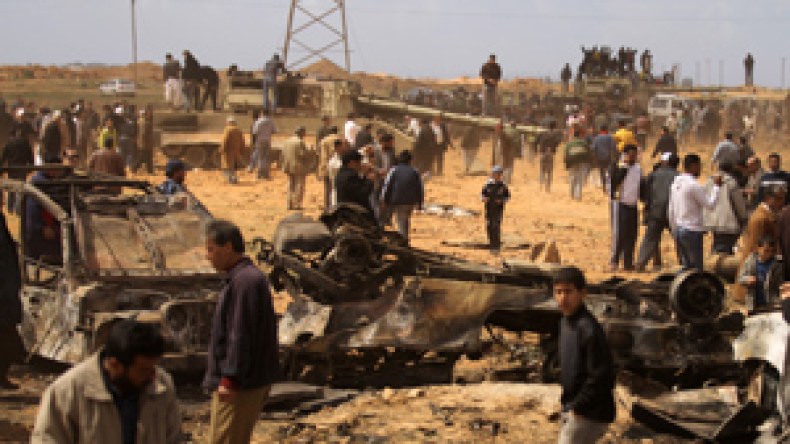 معمر‭ ‬القذافي‭ ‬يهرب‭ ‬إلى‭ ‬الصحراء‮ ‬