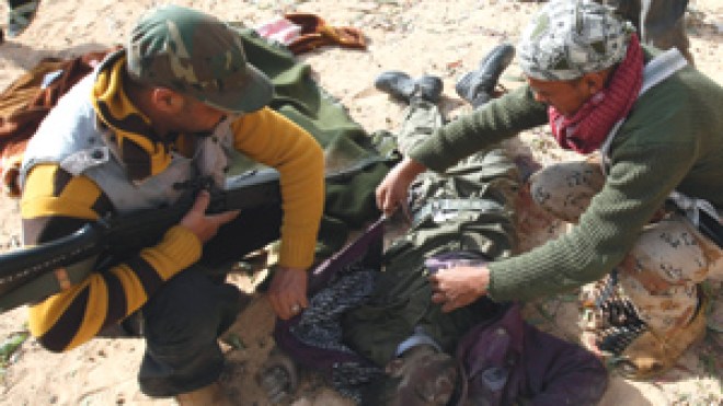 السلاح بأيدي الأطفال والدود ينهش الجثث في الشوارع