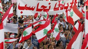 محتجون لبنانيون يقتحمون وزارة البيئة في بيروت