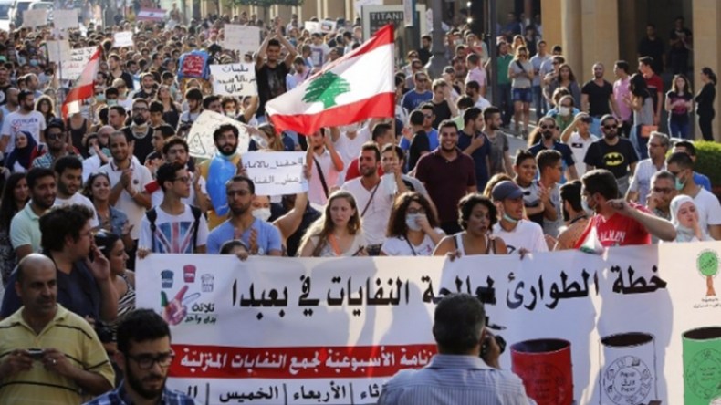 مظاهرات سلمية في العاصمة اللبنانية تتحول الى المطالبة باسقاط الحكومة