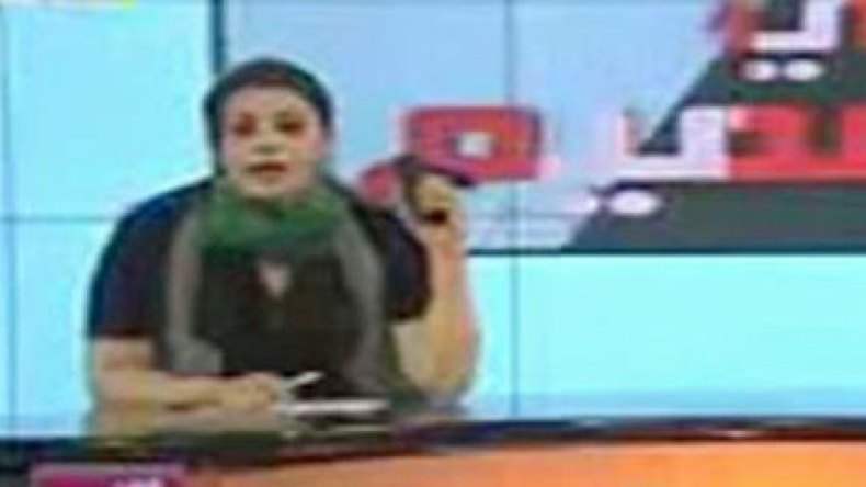 مذيعة القذافي تشهر مسدسها على المباشر “يا قاتل يا مقتول”