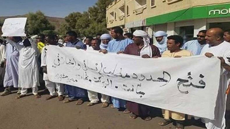 ليبيون ينظمون وقفة للمطالبة بفتح الحدود مع الجزائر