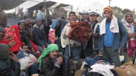 تسونامي بشري قادم من جحيم القذافي ينذر بكارثة إنسانية