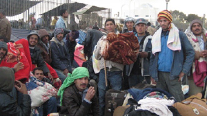 تسونامي بشري قادم من جحيم القذافي ينذر بكارثة إنسانية