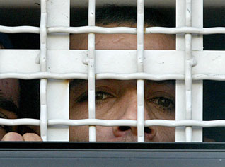 Quatre prisonniers algériens cousent leurs bouches en protestation à leur non libération