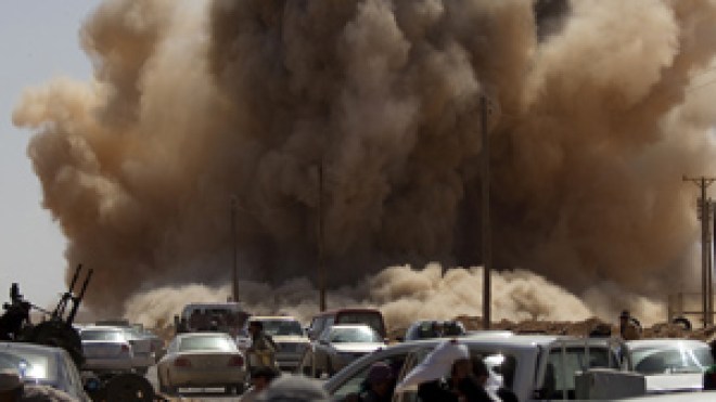نجاة القذافي من غارة أطلسية ومقتل نجله سيف العرب و3 من احفاده