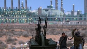 القذافي‭ ‬يستهدف‭ ‬المصافي‭ ‬بسبب‭ ‬نفاد‭ ‬امدادات‭ ‬الطاقة‭ ‬بسرت