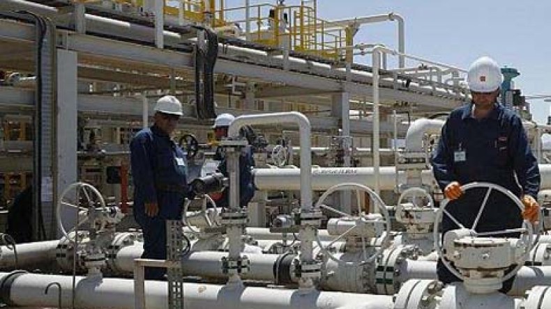 محتجون يغلقون خط أنابيب النفط إلى ميناء الزويتينة الليبي