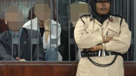 السجناء الجزائريون بليبيا يجبرون على إزالة الخياطة من أفواههم