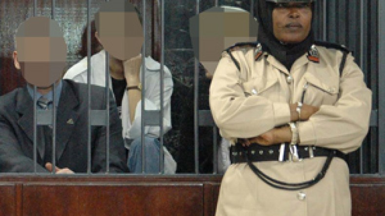 السجناء الجزائريون بليبيا يجبرون على إزالة الخياطة من أفواههم