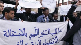 الطلبة‭ ‬ينددون‭ ‬بجرائم‭ ‬القذافي‭ ‬أمام‭ ‬السفارة‭ ‬الليبية