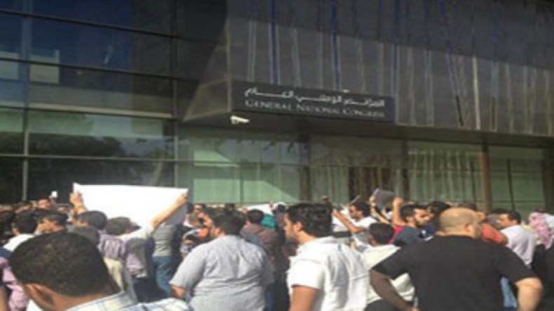 ثقة منقوصة في الحكومة الليبية وغاضبون يقتحمون البرلمان