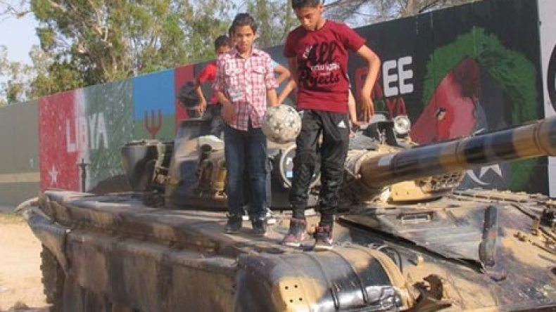 في ليبيا..الأطفال يداعبون “الجلد المنفوخ” على متن الدبّابة!