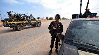 Libye: les pro-Kadhafi résistent