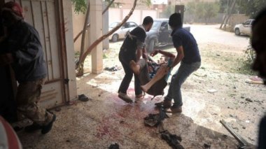 L'Otan continue ses frappes sur Tripoli, Kadhafi lâché par Moscou