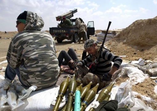 Libye: les rebelles à la frontière tunisienne, Kadhafi traqué tous azimuts