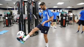 مُشجّعون يُطاردون فينغر في شواطئ لوس أنجلس لضم محرز!