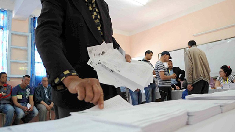 مترشح حر يهرب بالقائمة الإنتخابية ويسلمها إلى برلماني