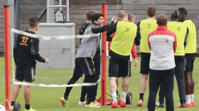 سواريز يتشابك مع زميله سكيرتل في تدريبات ليفربول