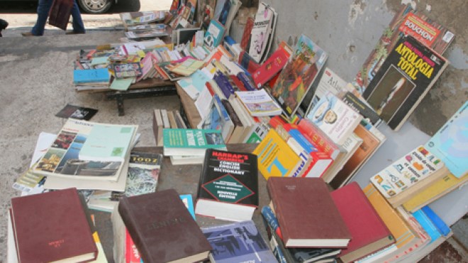 المكتبات الرصيفية.. كنوزٌ وكتب نادرة بأثمان بخسة