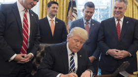 دونالد ترامب يلغي قاعدة قانونية تكافح الفساد في قطاع الطاقة