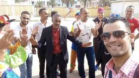 موكب من سيارات “الليموزين” ينقل الفكاهي قدور إلى بيته!