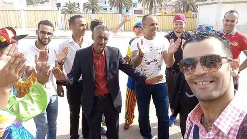 موكب من سيارات “الليموزين” ينقل الفكاهي قدور إلى بيته!
