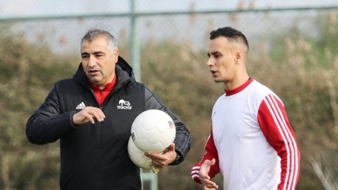 أوّل جزائري يُسجّل هدفا في دوري بلاد “الفُرس”