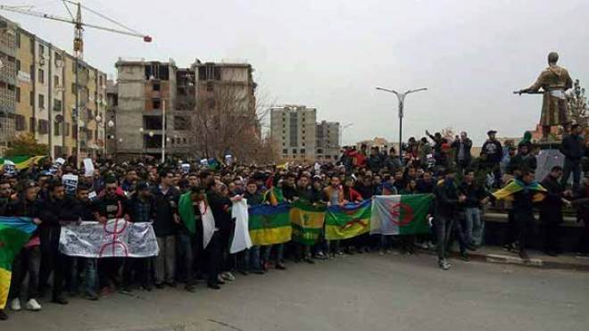 مسيرة سلمية للمطالبين بتعميم تدريس الأمازيغية عبر شوارع البويرة