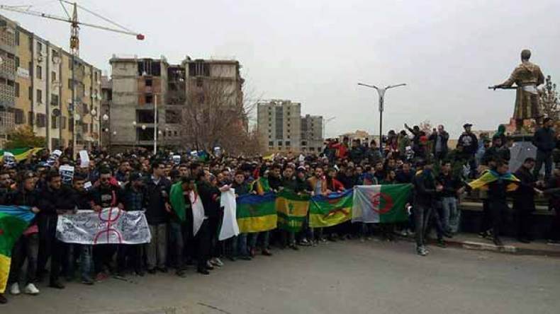 مسيرة سلمية للمطالبين بتعميم تدريس الأمازيغية عبر شوارع البويرة