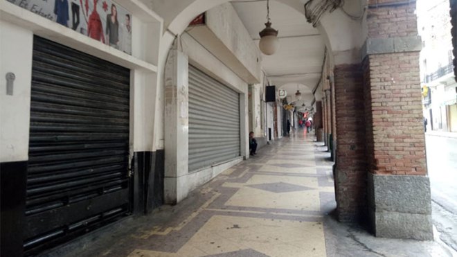 احتجاجات رافضة لغلق المحلات بعدد من الولايات