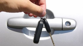 فتاة تسرق سيارة مؤجرة ببطاقة تعريف مزوّرة في بلعباس