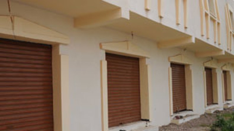 الترخيص  لاستغلال  محلات  الرئيس  في  النشاط  التجاري