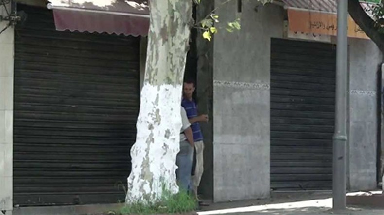 محلات مغلقة.. لا خبز لا حليب.. وأزمة نقل تفرض حظر التجوال على الجزائريين