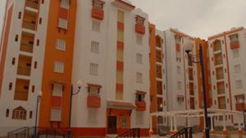 الحكومة تحدد شروط منح الإعانة للمستفيدين من السكنات الجماعية